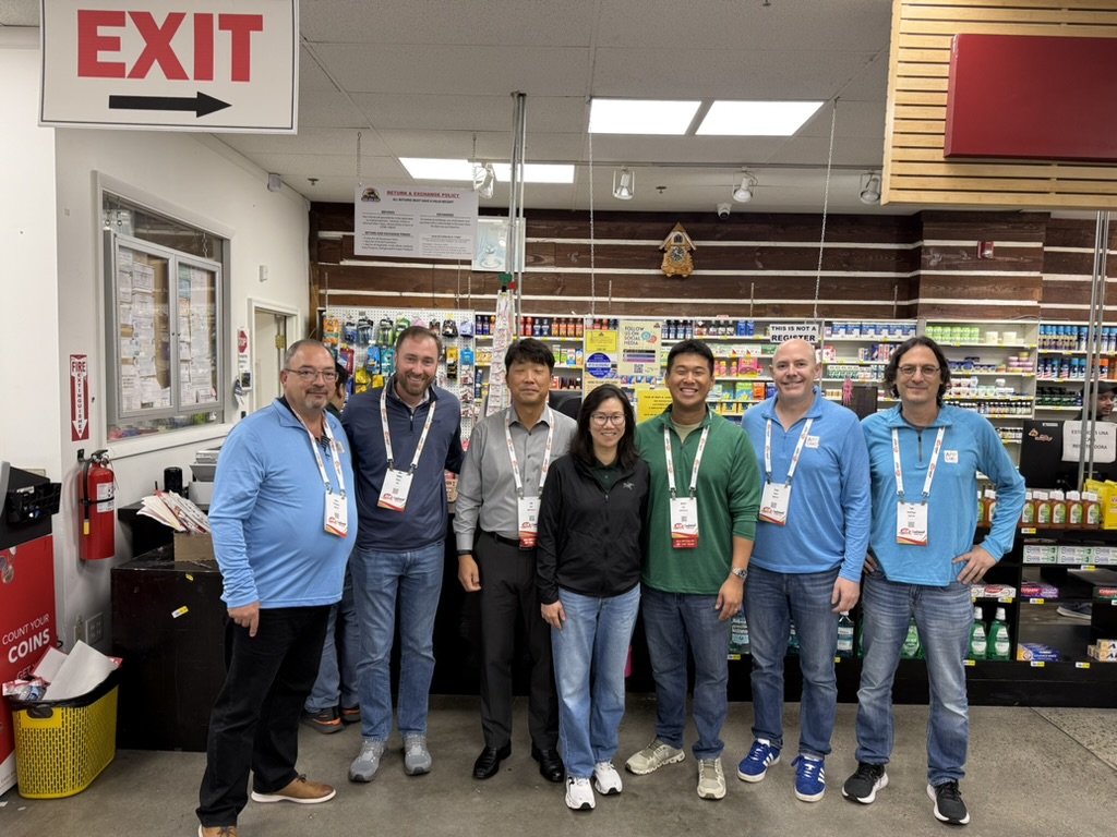 IGA Rally attendees and Nam Dae Mun Market team members posing together inside the store